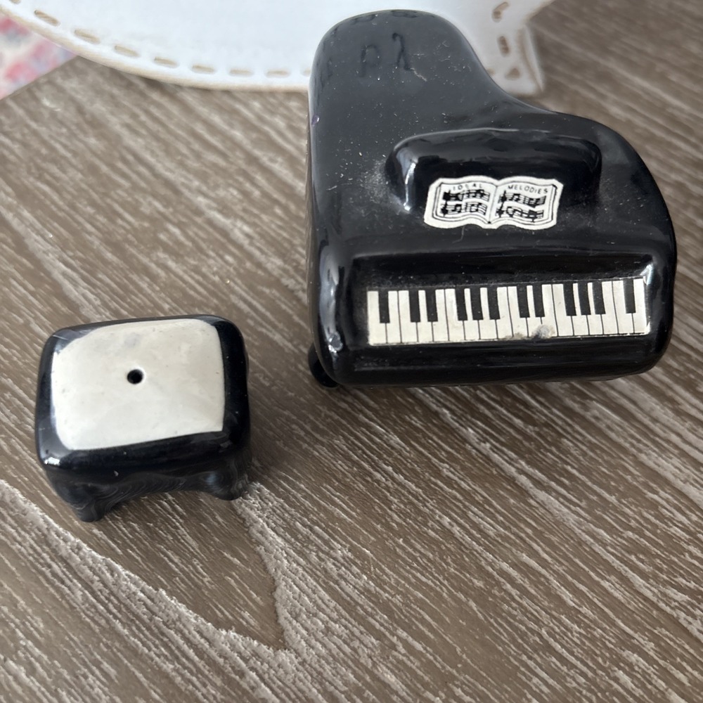 Vintage Five & Dime 1984 Piano & Bench Salt & Pepper Shakers Set Black White